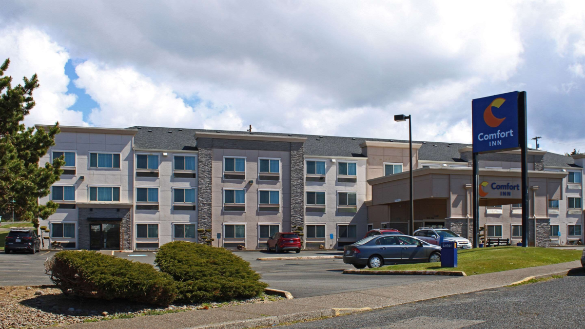 Comfort Inn Newport Oregon exterior view with parking area — convenient Oregon Coast lodging near the beach